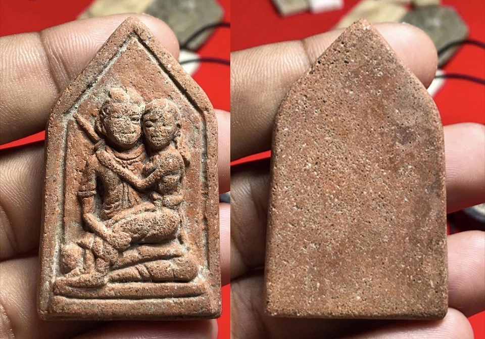 ขุนแผนอุ้มนาง พิมพ์ใหญ่ เนื้อดิน หลวงพ่อกวย วัดโฆสิตาราม องค์ที่ 5